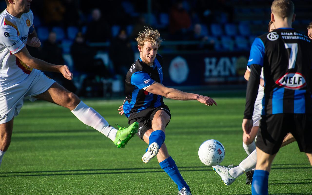 Jaap van dijken haallt uit namens ACC. Geheel rechts Gijs Jasper. Jaap van dijken haallt uit namens ACC. Geheel rechts Gijs Jasper.