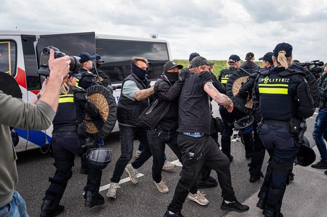 Noodbevel na demonstraties asielzoekerscentrum Ter Apel: drie personen aangehouden