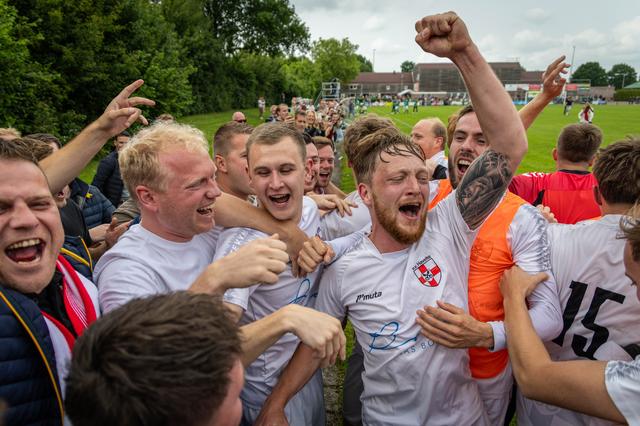 Havelte promoveert naar derde klasse met overtuigende zege. ‘Tot de 3-0 heb ik niet rustig kunnen zi
