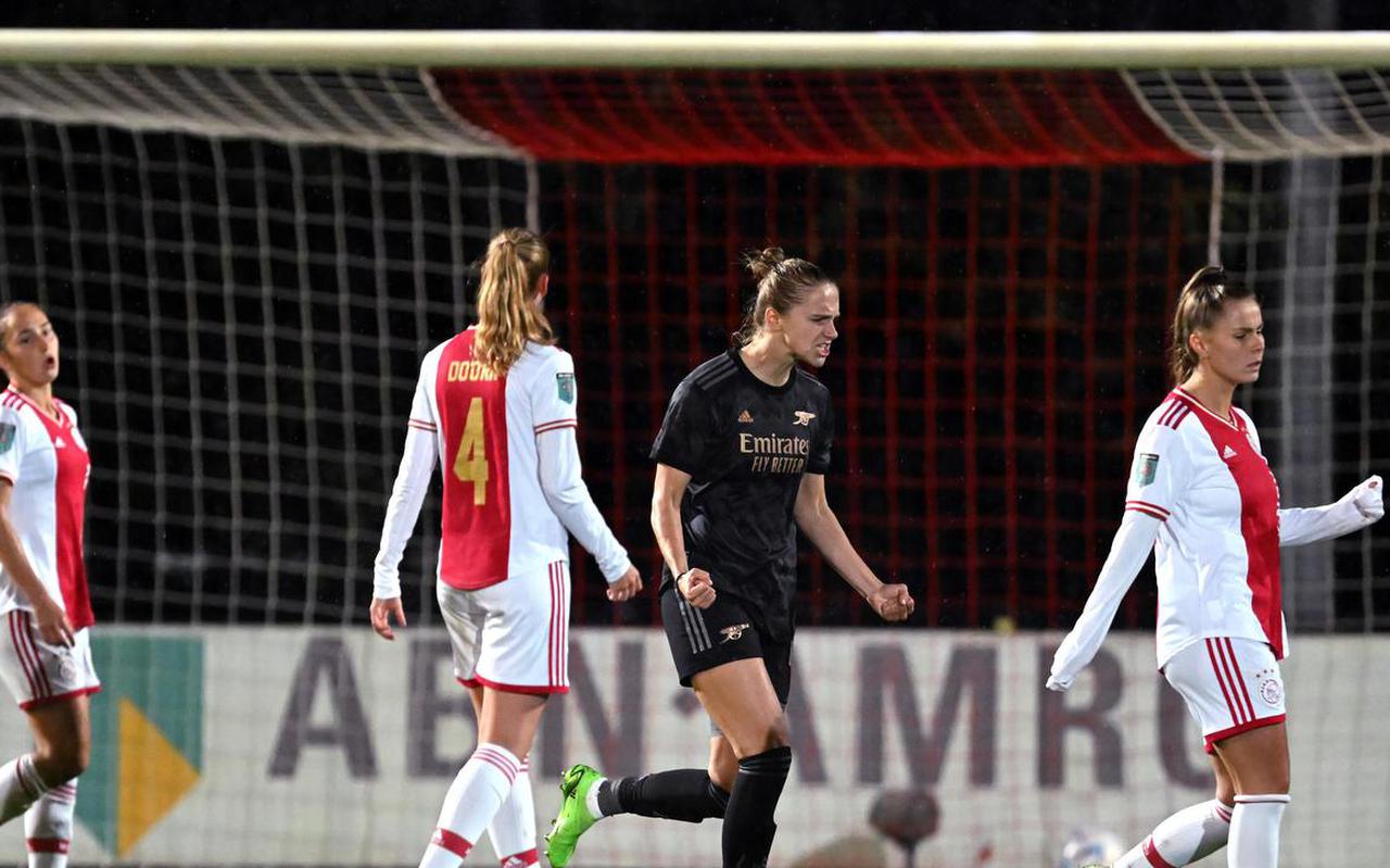 Vivianne Miedema viert de 0-1. Haar doelpunt was er ook in het te kleine doel ingegaan: zij passeerde Ajax-doelvrouwe Lize Kop met een lage schuiver.