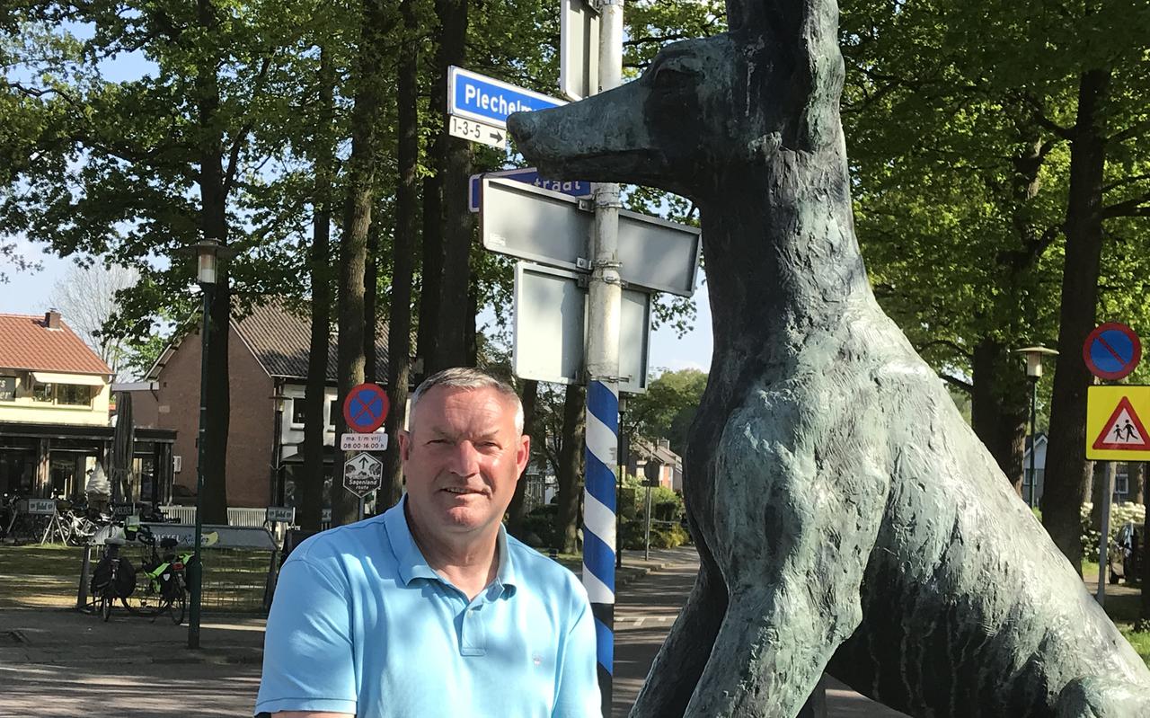 FC Twente-trainer Ron Jans gevaarlijk dicht bij de Hellehond van De Lutte. Zou het FC Groningen woensdagavond geluk brengen?