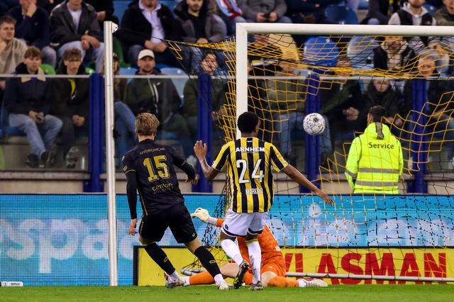 Indrukwekkende invalbeurt van Chiel Sunder (17) levert FC Emmen punt op