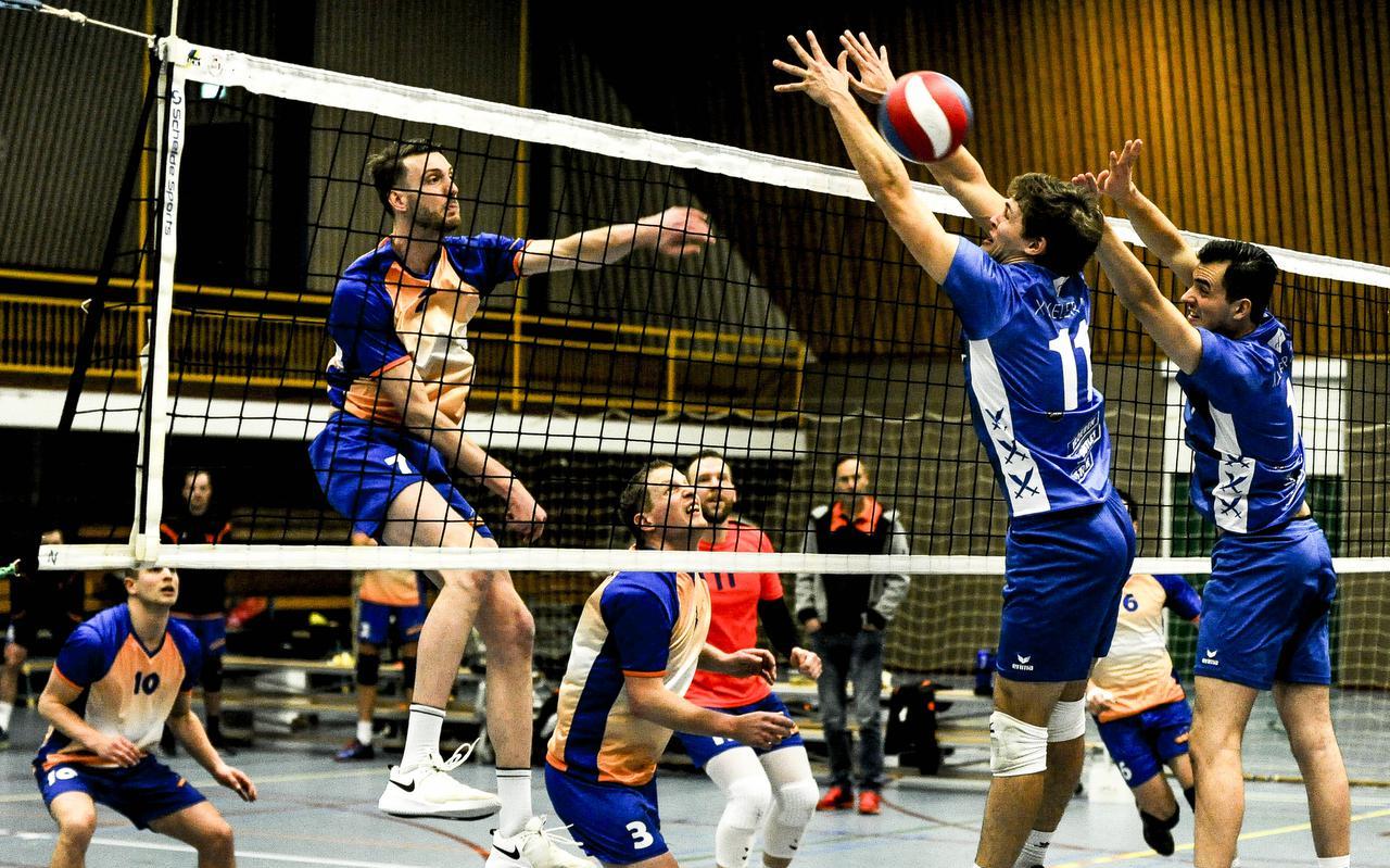 Martijn Voogd smasht de bal langs het blok van Compean. Martijn Voogd smasht de bal langs het blok van Compean.