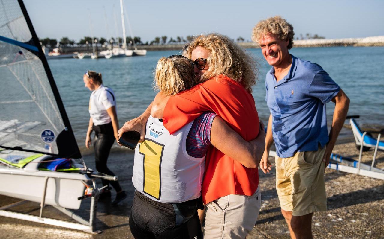 Odile van Aanholt (l) wordt na haar wereldtitel geknuffeld door haar moeder. Rechts staat de trotse vader Cor. Odile van Aanholt (l) wordt na haar wereldtitel geknuffeld door haar moeder. Rechts staat de trotse vader Cor.