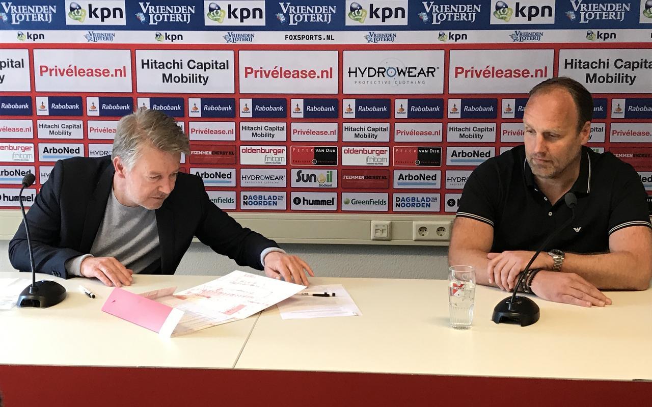 Voorzitter Ronald Lubbers neemt het contract met de verse handtekening van Dick Lukkien in ontvangst. De trainer heeft zich tot medio 2023 aan FC Emmen verbonden. Voorzitter Ronald Lubbers neemt het contract met de verse handtekening van Dick Lukkien in ontvangst. De trainer heeft zich tot medio 2023 aan FC Emmen verbonden.