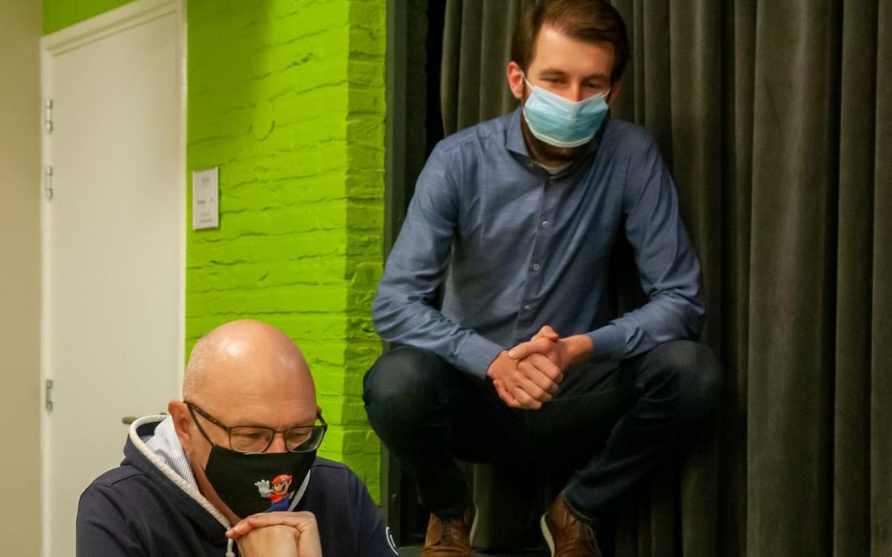 Alexander Baljakin, getooid met mascotte Super Mario, is een van de vedetten in Het Hijken Open, onder toeziend oog van collega grootmeester én organisator van dienst Wouter Sipma. Alexander Baljakin, getooid met mascotte Super Mario, is een van de vedetten in Het Hijken Open, onder toeziend oog van collega grootmeester én organisator van dienst Wouter Sipma.
