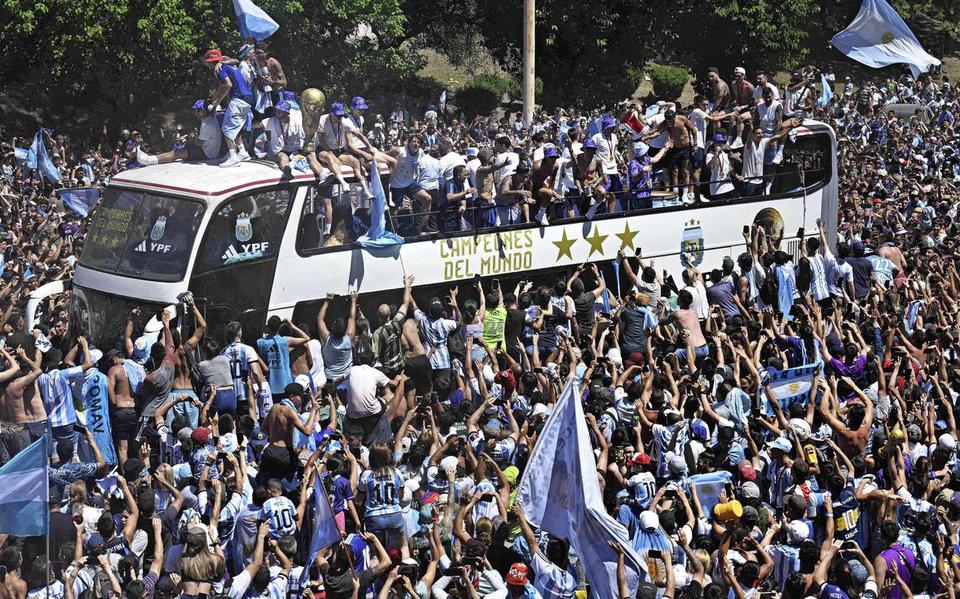 De Argentijnse selectie viert feest op een touringcar in een bomvol Buenos Aires.