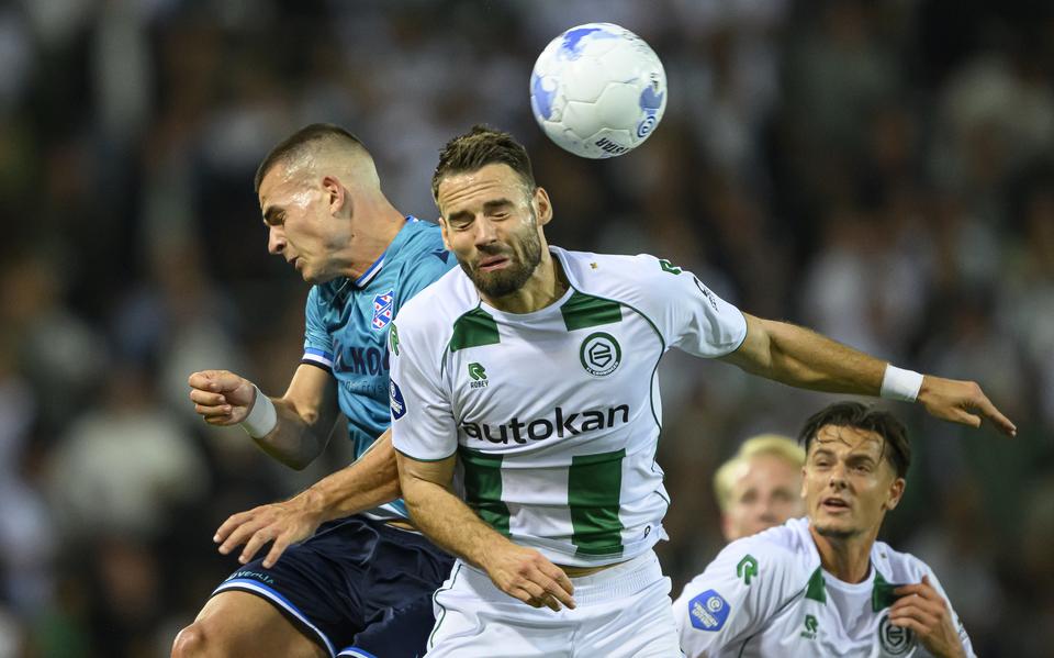 Marco Rente in duel met Václav Sejk tijdens de Derby van het Noorden.