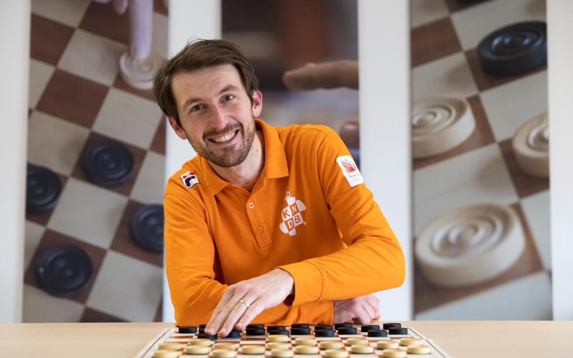 Grootmeester Wouter Sipma uit Groningen weert zich naar behoren in het internationale damcircuit. Bij het sterk bezette WorldCup toernooi in Parijs eindigde hij verdienstelijk als zesde.