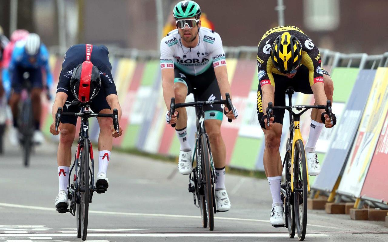 De Belg Wout van Aert (r) is uitgeroepen tot winnaar van de Amstel Gold Race. Het verschil tussen hem en de Brit Thomas Pidcock (l) was amper waarneembaar. De Belg Wout van Aert (r) is uitgeroepen tot winnaar van de Amstel Gold Race. Het verschil tussen hem en de Brit Thomas Pidcock (l) was amper waarneembaar.