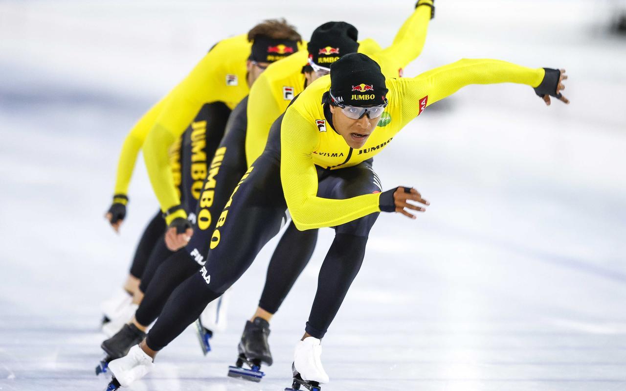 Dai Dai Ntab voert bij de teampresentatie van Jumbo-Visma een treintje aan voor Hein Otterspeer en Thomas Krol. De sprinter voelt zich goed bij zijn nieuwe ploeg en ervaart meer stabiliteit. Dai Dai Ntab voert bij de teampresentatie van Jumbo-Visma een treintje aan voor Hein Otterspeer en Thomas Krol. De sprinter voelt zich goed bij zijn nieuwe ploeg en ervaart meer stabiliteit.