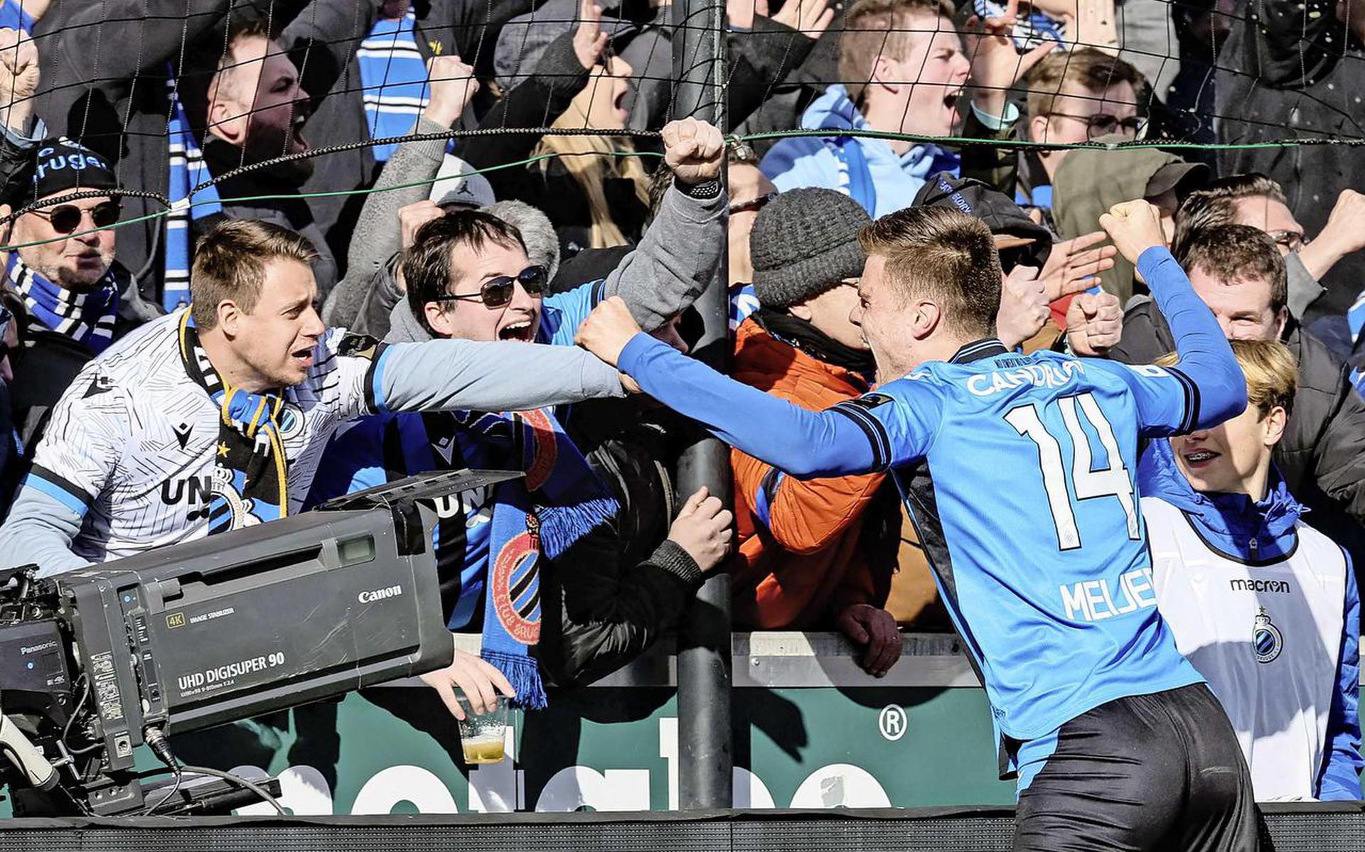 Bjorn Meijer juicht voor de Brugge-fans.
