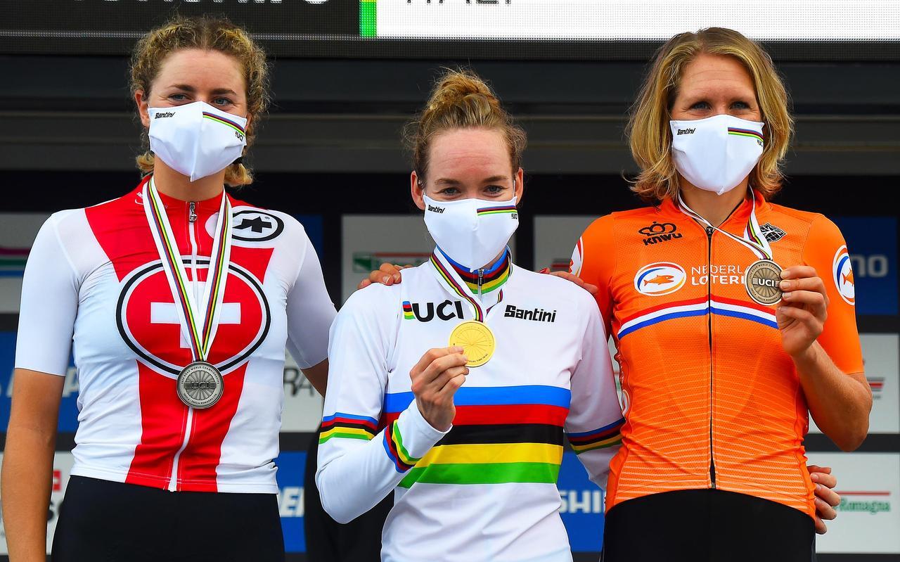 Anna van der Breggen met haar gouden medaille op het podium. Zij wordt geflankeerd door nummer twee Marlen Reusser (links) en de als derde geëindigde Ellen van Dijk. Anna van der Breggen met haar gouden medaille op het podium. Zij wordt geflankeerd door nummer twee Marlen Reusser (links) en de als derde geëindigde Ellen van Dijk.