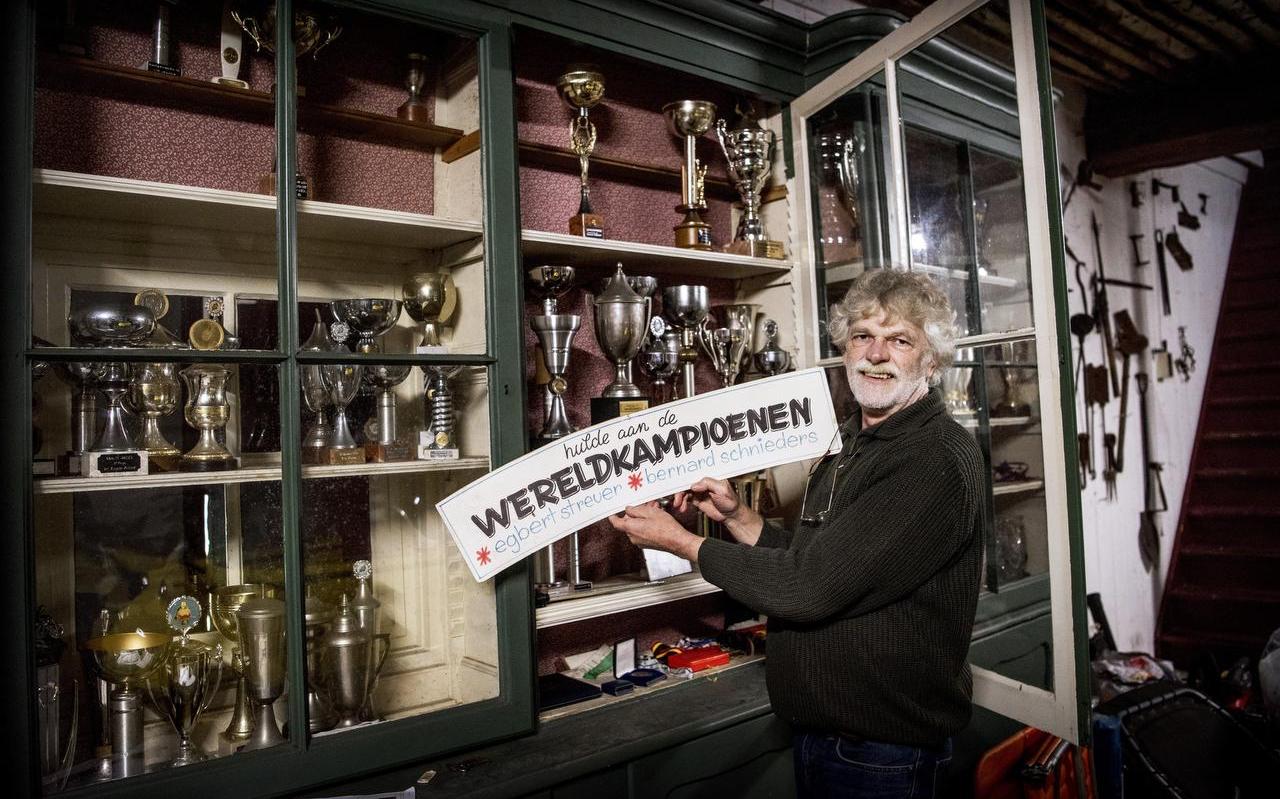 Motorcoureur Egbert Streuer bij zijn uitpuilende prijzenkast in zijn huis in Grolloo. Foto: Corné Sparidaens Motorcoureur Egbert Streuer bij zijn uitpuilende prijzenkast in zijn huis in Grolloo. Foto: Corné Sparidaens