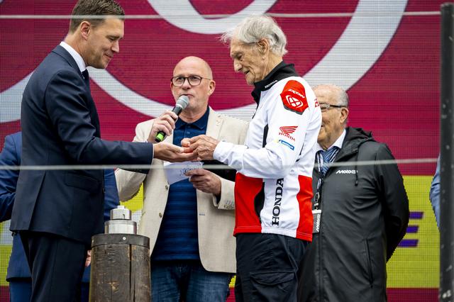 Racelegende Jim Redman (93) slaat eerste herdenkingsmunt ter ere van 100 jaar TT in Assen