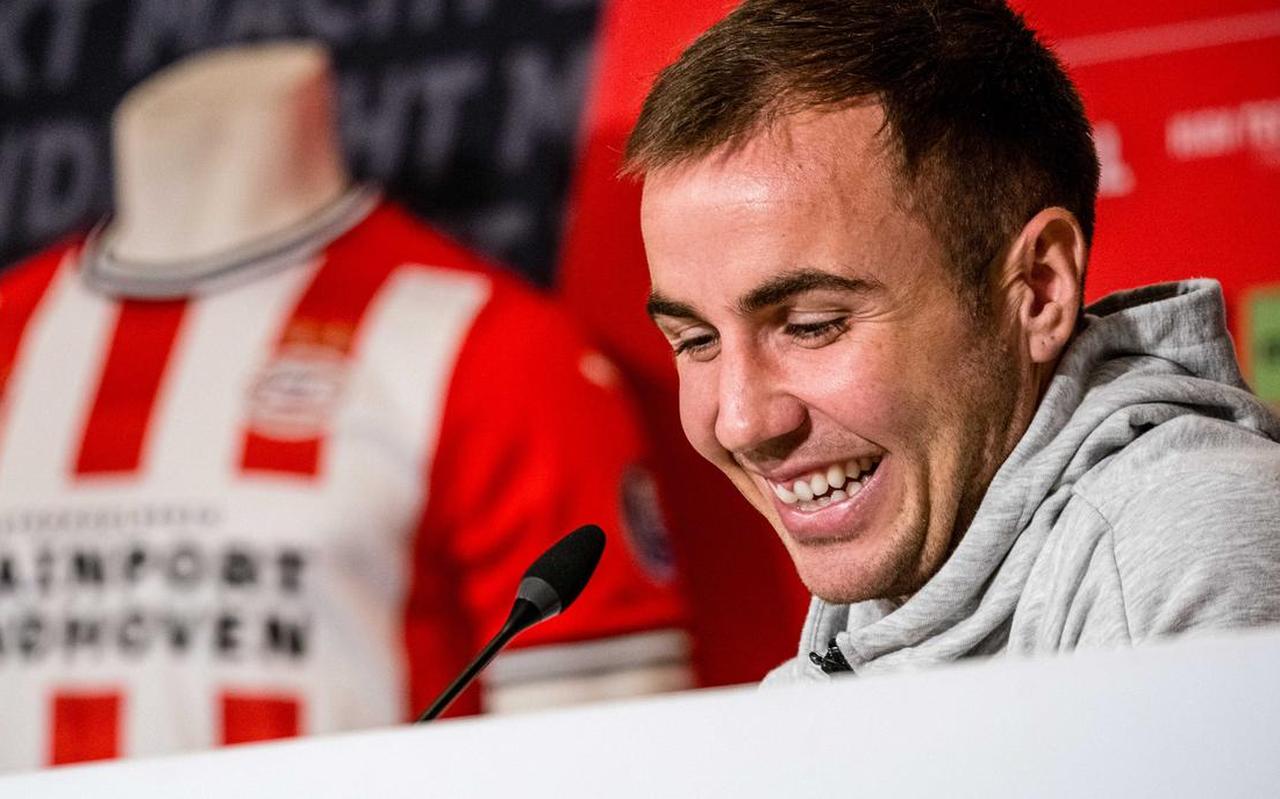 Mario Götze bij zijn presentatie in het Philips Stadion. De 28-jarige middenvelder heeft een contract voor twee seizoenen bij PSV ondertekend. Mario Götze bij zijn presentatie in het Philips Stadion. De 28-jarige middenvelder heeft een contract voor twee seizoenen bij PSV ondertekend.