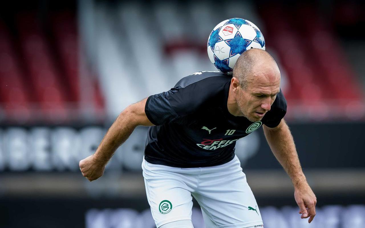 Arjen Robben voor aanvang van de oefenwedstrijd tussen Almere City FC en FC Groningen in het Yanmar stadion in Almere. Arjen Robben voor aanvang van de oefenwedstrijd tussen Almere City FC en FC Groningen in het Yanmar stadion in Almere.