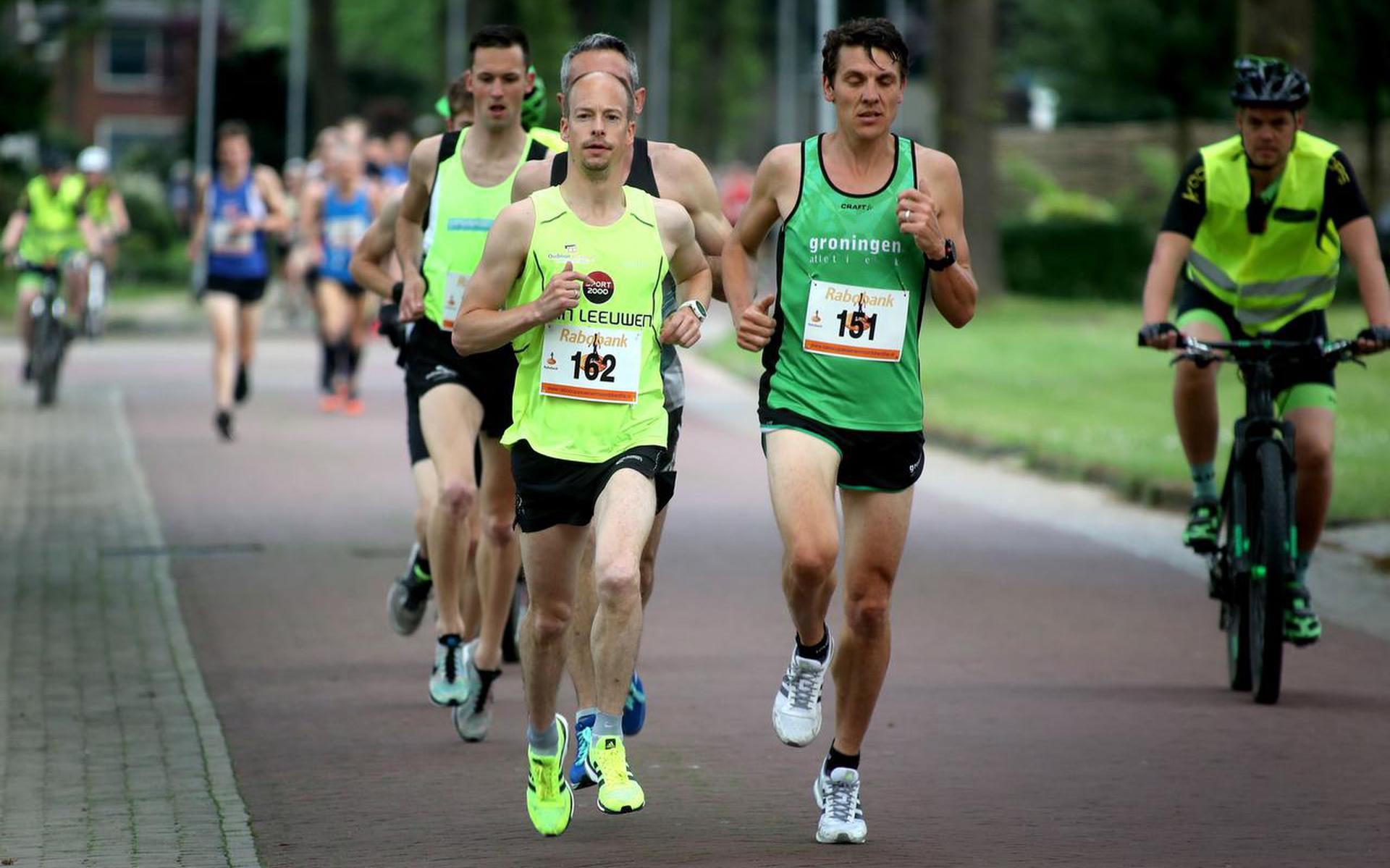 De Assenaar Olfert Molenhuis (links), winnaar van de 10 kilometer bij de Run van Gieten van 2018, met naast hem de Groninger Arjan Marchand. 
