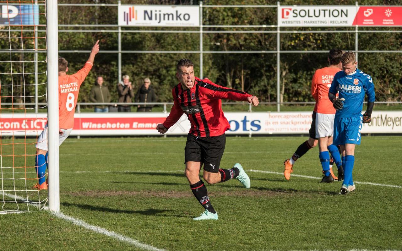 Jeroen Buurke juicht na één van zijn vijf goals tegen Nieuw Buinen. Foto Arno Steeman Jeroen Buurke juicht na één van zijn vijf goals tegen Nieuw Buinen. Foto Arno Steeman