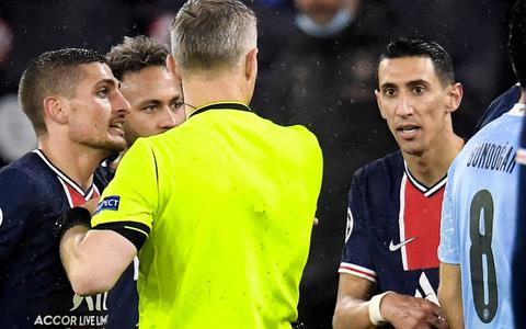 De spelers van Paris Saint-Germain halen verhaal scheidsrechter Björn Kuipers nadat Angel Di Maria (rechts van Kuipers) een rode kaart kreeg.