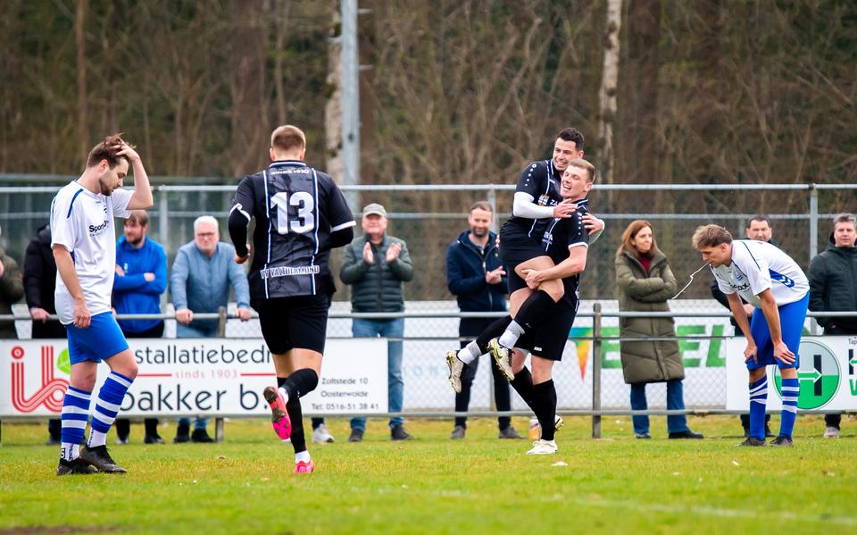 Jens Bulle viert de 0-1 voor Valthermond samen met Jordy Oost die kort erna de 0-2 maakte.
De spelers van EHS’85 balen zichtbaar.