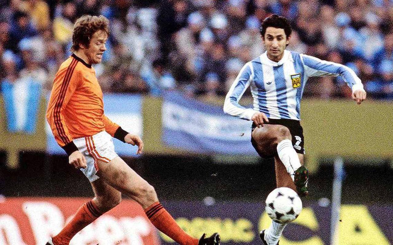 Arie Haan (l.) duelleert op het WK in 1978 met de Argentijn Osvaldo Ardiles.