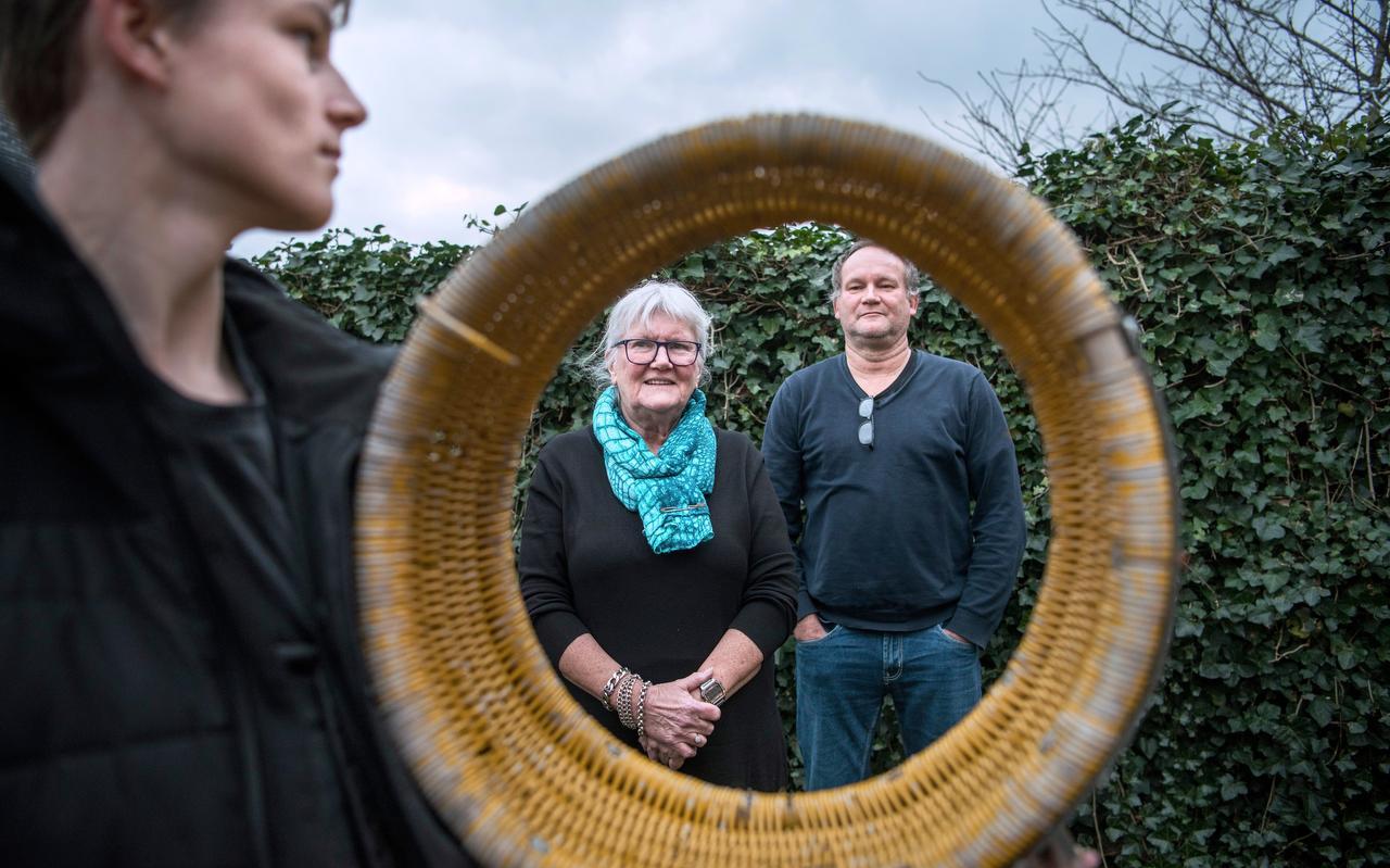Drie korfbalgeneraties van Nic. in beeld, met moeder Truus, zoon Kees en kleinzoon Nick Vlietstra, speler van A1 van Nic. Drie korfbalgeneraties van Nic. in beeld, met moeder Truus, zoon Kees en kleinzoon Nick Vlietstra, speler van A1 van Nic.