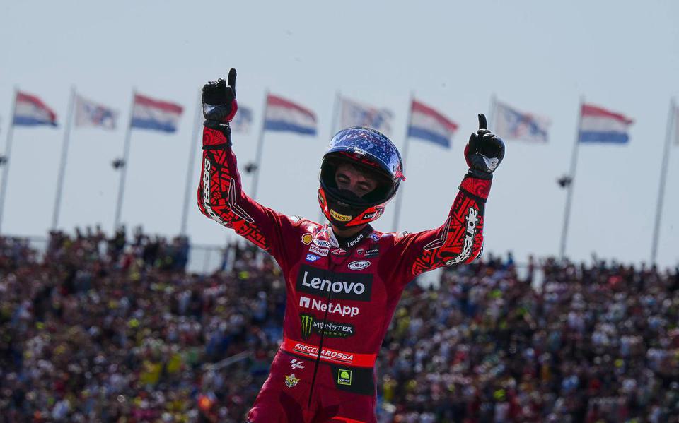 Francesco Bagnaia viert zijn overwinning in Assen.