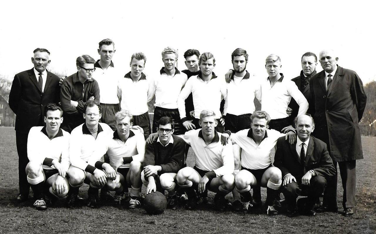 STA in april 1964. Staand, van links naar rechts: Frits Meijer, Dick Schipper, Bertus Boer, Reint Tabak, Luc Gerdes, Lubbert Heidema, Henk Heising, Vonk, Johnny Bouwers, trainer Bé Osinga en meester Fokkens. Knielend, van links naar rechts: Henny Meijering, Gerrit de Vries, Piet Hofstra, Alex van Kuick, Wim de Boer, Derk Lourens en Jacob Been. STA in april 1964. Staand, van links naar rechts: Frits Meijer, Dick Schipper, Bertus Boer, Reint Tabak, Luc Gerdes, Lubbert Heidema, Henk Heising, Vonk, Johnny Bouwers, trainer Bé Osinga en meester Fokkens. Knielend, van links naar rechts: Henny Meijering, Gerrit de Vries, Piet Hofstra, Alex van Kuick, Wim de Boer, Derk Lourens en Jacob Been.
