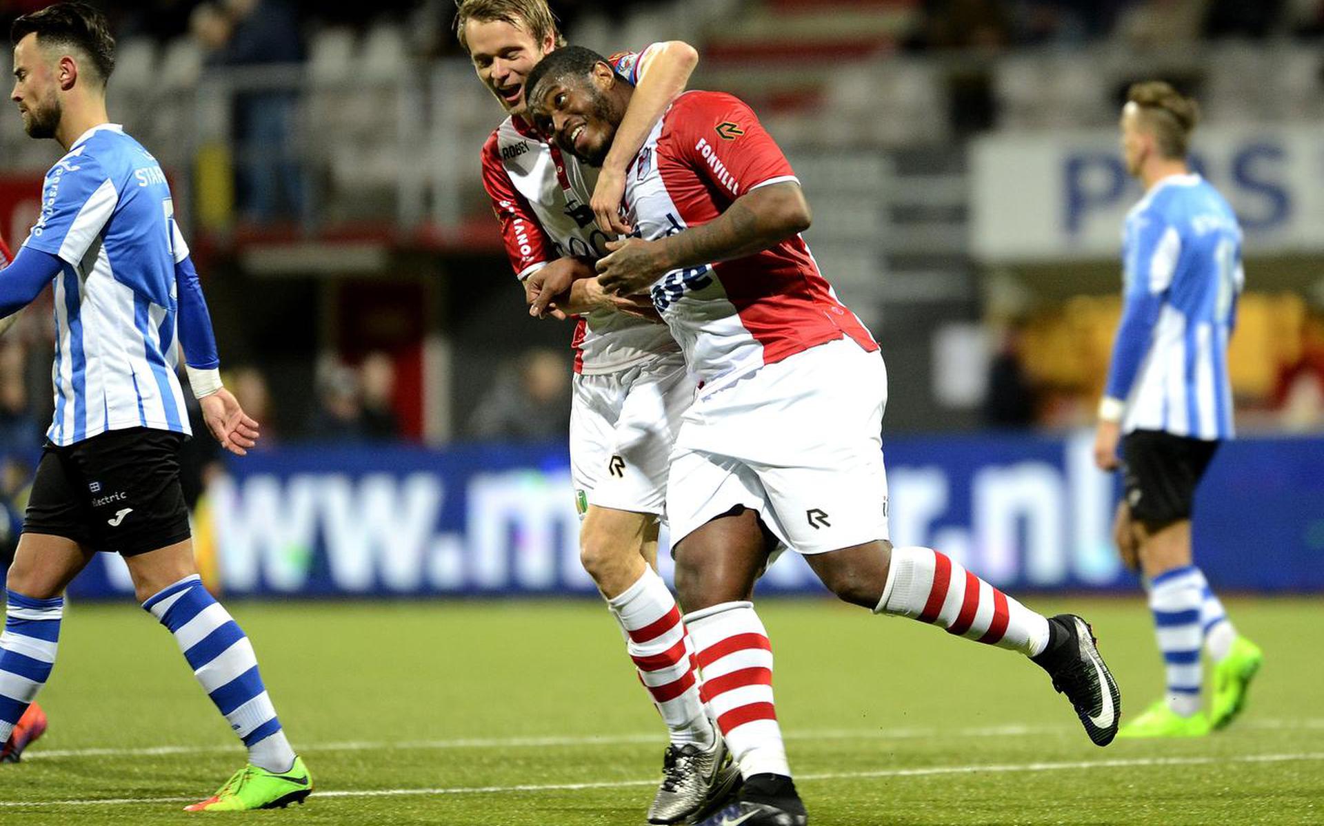 Frank Olijve knuffelt Género Zeefuik na zijn eerste treffer voor FC Emmen.