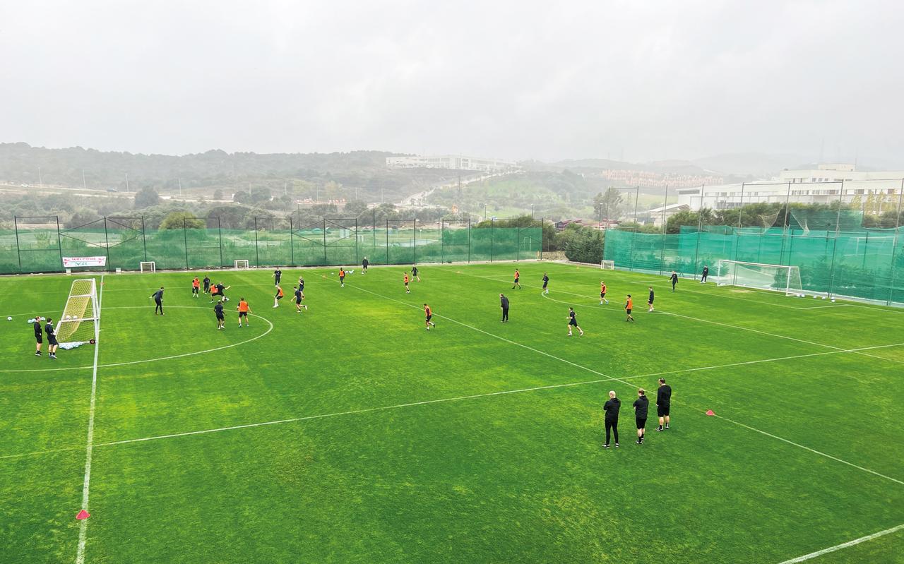 De selectie van FC Emmen werkt zich in Estepona in het zweet op het trainingscomplex aan de kust van de Zuid-Spaanse badplaats. De selectie van FC Emmen werkt zich in Estepona in het zweet op het trainingscomplex aan de kust van de Zuid-Spaanse badplaats.