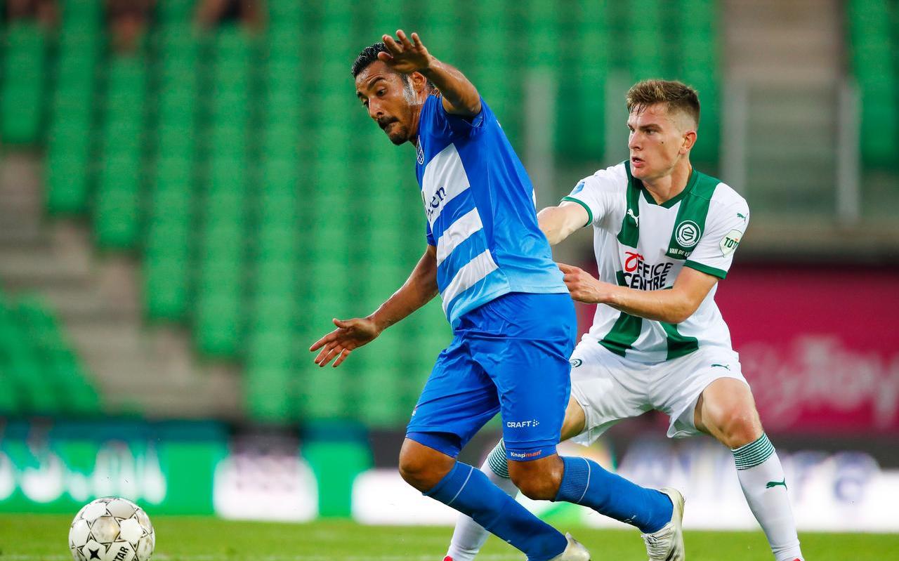 Tom van de Looi (rechts) als bewaker van Reza Ghoochannejhad tijdens het oefenduel met PEC Zwolle. Het was één van zijn laatste optredens in het shirt van FC Groningen. Tom van de Looi (rechts) als bewaker van Reza Ghoochannejhad tijdens het oefenduel met PEC Zwolle. Het was één van zijn laatste optredens in het shirt van FC Groningen.