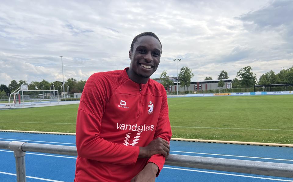 Rodney Kongolo is op trainingskamp met FC Emmen. ,,Ik wil er 120 procent voor gaan.''
