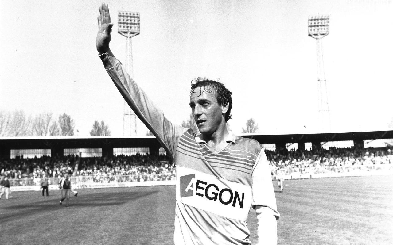 Ga even terug naar 1985. De grote Johan Neeskens debuteert voor FC