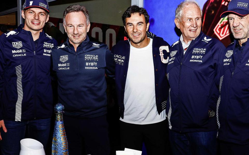 Het Red Bull-team in betere tijden. Vlnr: Max Verstappen. Christian Horner, Sergio Pérez, Helmut Marko en Adrian Newey.