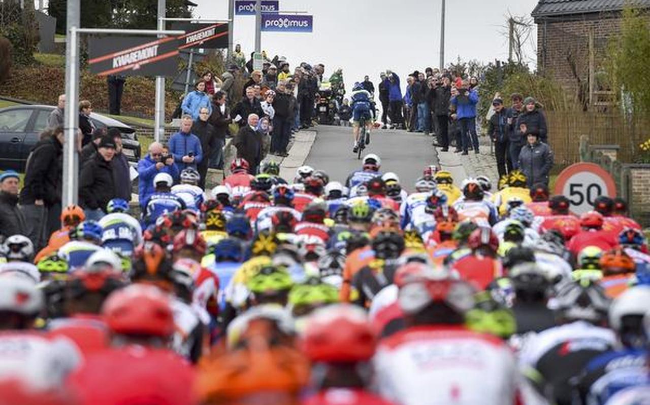 Het peloton tijdens de 71ste editie van Dwars Door Vlaanderen. FOTO AFP/TIM DE WAELE