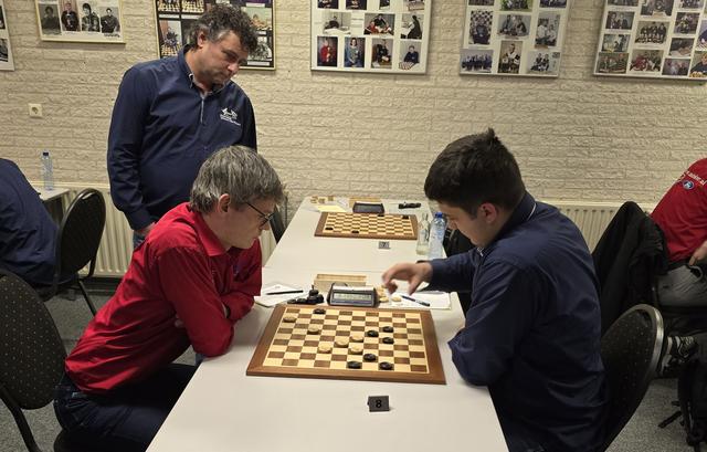 Roel Boomstra (links) heeft namens Hijken DTC een schijf geofferd en beslist het duel met Westerhaar nadat opponent Danylo Sokolov hier zijn enige vrije schijf opspeelt. 