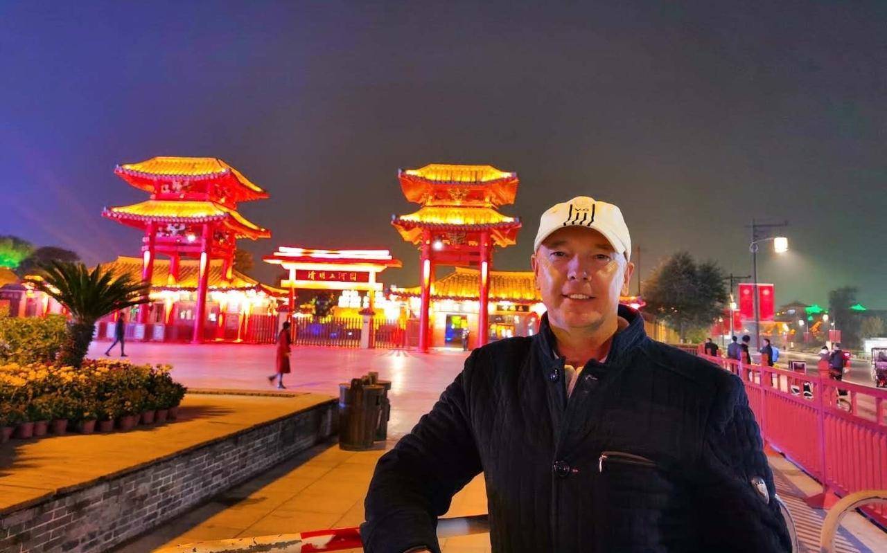 Het leven bevalt Joop Gall uitstekend in China, waar hij hoge ogen gooit met het Hollandse School-voetbal dat hij op zijn Highschool introduceert. Het leven bevalt Joop Gall uitstekend in China, waar hij hoge ogen gooit met het Hollandse School-voetbal dat hij op zijn Highschool introduceert.