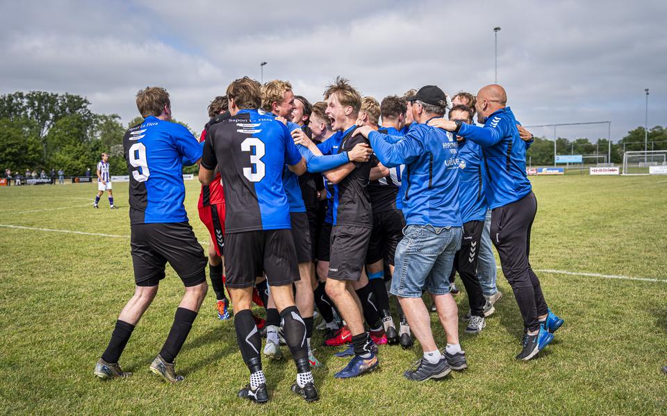 De spelers van FC Zuidlaren vieren feest na het kampioenschap in Aduard.