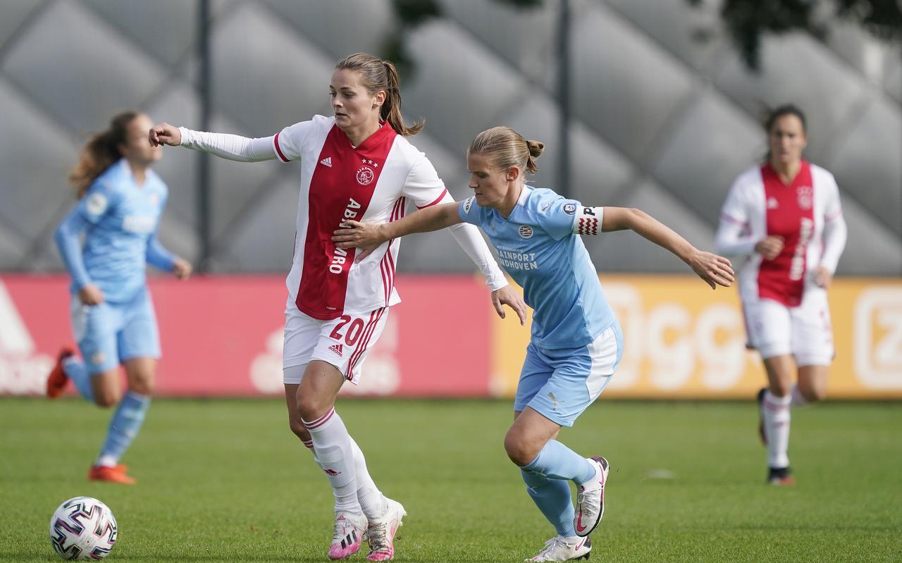 In de eredivisie vrouwen mag na een eerder verbod toch weer worden gevoetbald. Op de foto Eshly Bakker van Ajax in duel met Mandy van den Berg (rechts) van PSV Eindhoven. In de eredivisie vrouwen mag na een eerder verbod toch weer worden gevoetbald. Op de foto Eshly Bakker van Ajax in duel met Mandy van den Berg (rechts) van PSV Eindhoven.