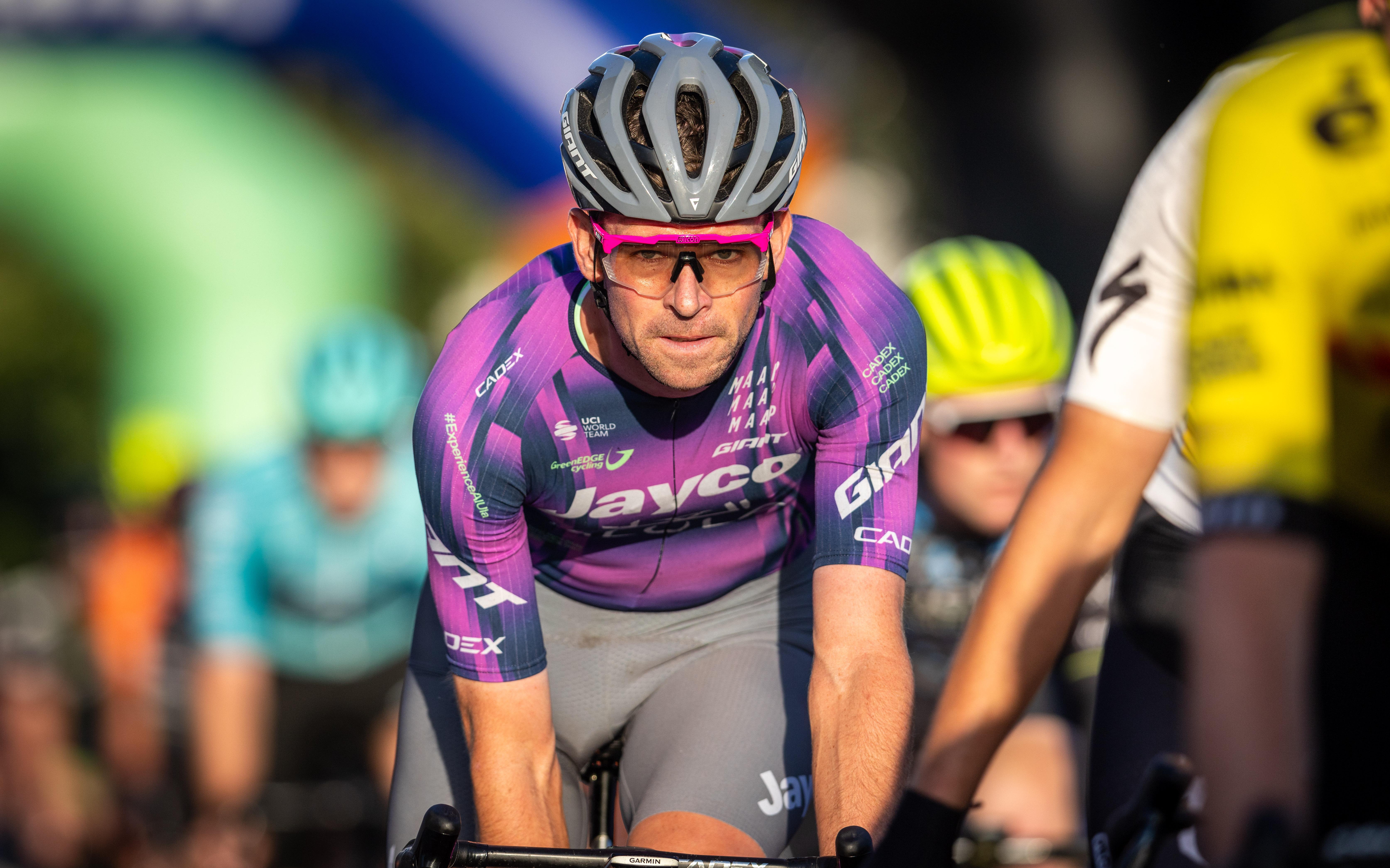 Elmar Reinders staat boven op de pedalen tijdens het Spektakel van Steenwijk.