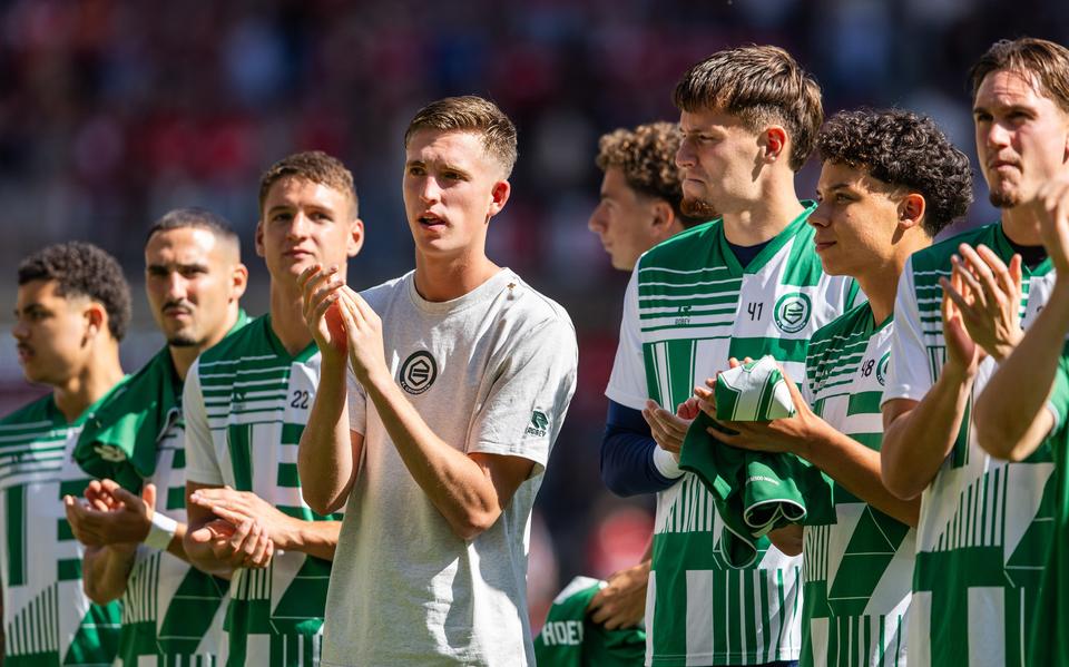 David van der Werff (wit shirt) bedankt de meegereisde fans van FC Groningen na de nederlaag tegen AZ.