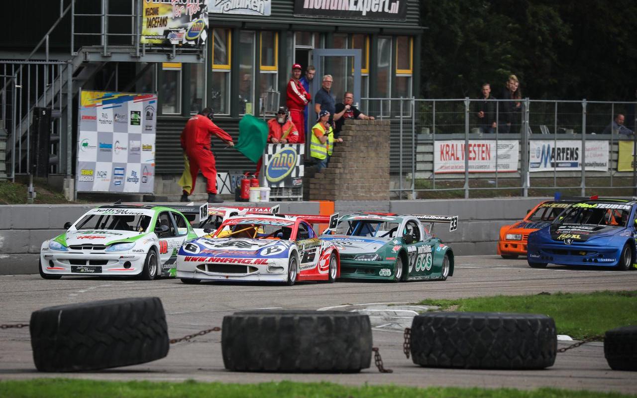 De start van de National Hotrods, met voorop Jeffrey Zwiep en John van den Bosch. Daarachter Johan Sanders en Reimon Bos. De start van de National Hotrods, met voorop Jeffrey Zwiep en John van den Bosch. Daarachter Johan Sanders en Reimon Bos.