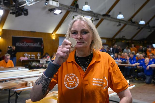 Sjoelicoon Elly Mensen uit Klazienaveen pakt om de hoek haar derde wereldtitel.