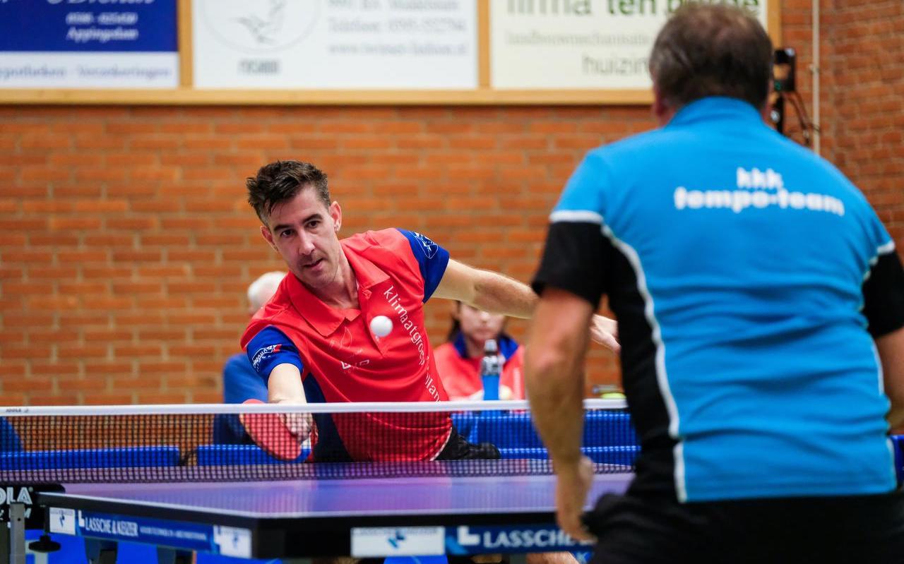 Enio Mendes, hier tegen Fjodor Rademakers, wist zijn beide enkelpartijen tegen Tempo-Team te winnen. Enio Mendes, hier tegen Fjodor Rademakers, wist zijn beide enkelpartijen tegen Tempo-Team te winnen.
