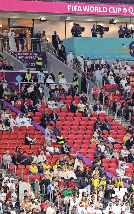 Een beeld van de tribune tijdens de openingswedstrijd tussen Qatar en Ecuador.