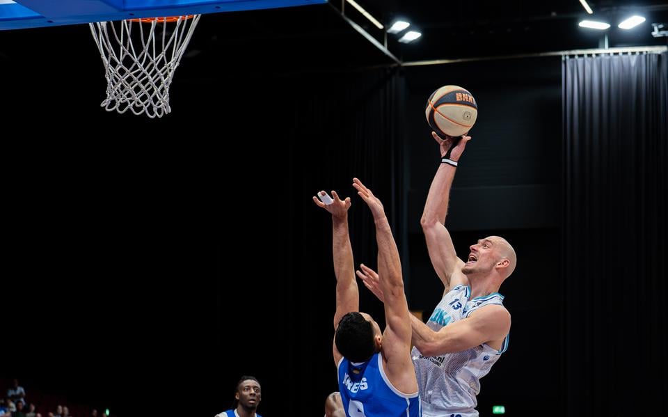 David Gabrovsek van Donar torent hoog boven Den Helder Suns-speler Malcolm Kreps uit.