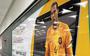 Op het metrostation in is een enorme banner van Oranje-aanvoerder Virgil van Dijk te vinden.