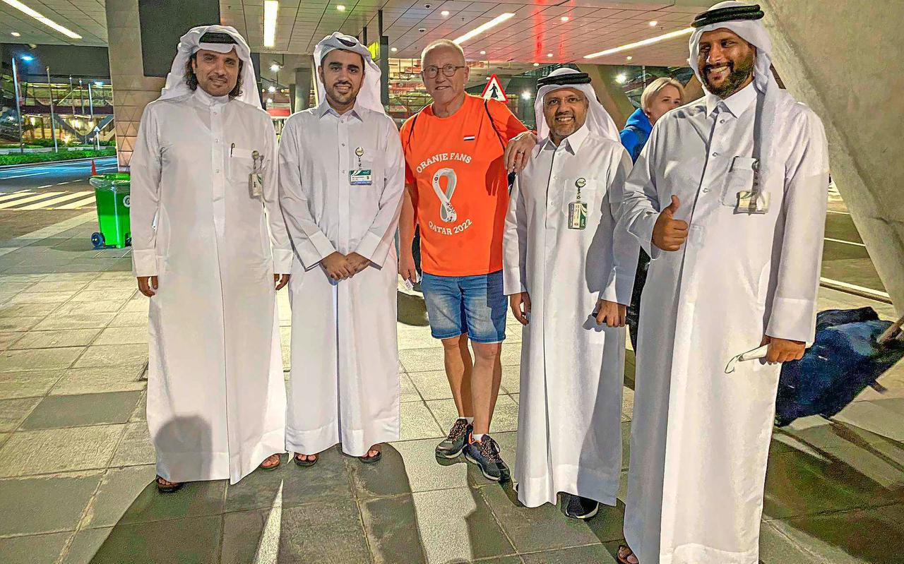 Gert Grimmius in het oranje tussen de Arabieren, vlak na aankomst in Doha