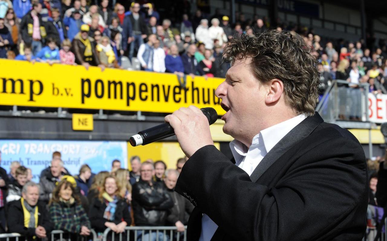 Theo Driessen in 2013, toen hij zich tijdens een benefietconcert inzette voor de redding van SC Veendam. Theo Driessen in 2013, toen hij zich tijdens een benefietconcert inzette voor de redding van SC Veendam.